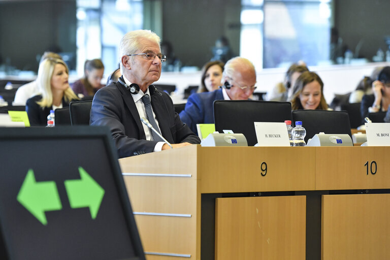 Photo 17: LIBE committee meeting - Votes on General budget of the European Union for the financial year 201,9 - on Implementing decision on subjecting the new psychoactive substances and on Listing the third countries whose nationals must be in possession of visas when crossing the external borders and those whose nationals are exempt from that requirement (Kosovo).