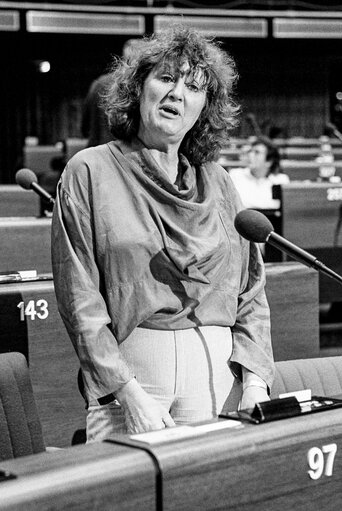 Foto 8: The MEP Hedy D'ANCONA during a session in Strasbourg in June 1986.