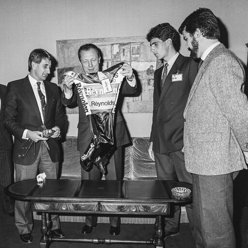 Φωτογραφία 4: Spanish cyclist Miguel INDURAIN is received at the European Parliament in Strasbourg following his victory in the Tour of the EEC cycling race