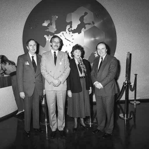 MEP Richard J. SIMMONDS with a group of visitors from the Isle of Wight in December 1988