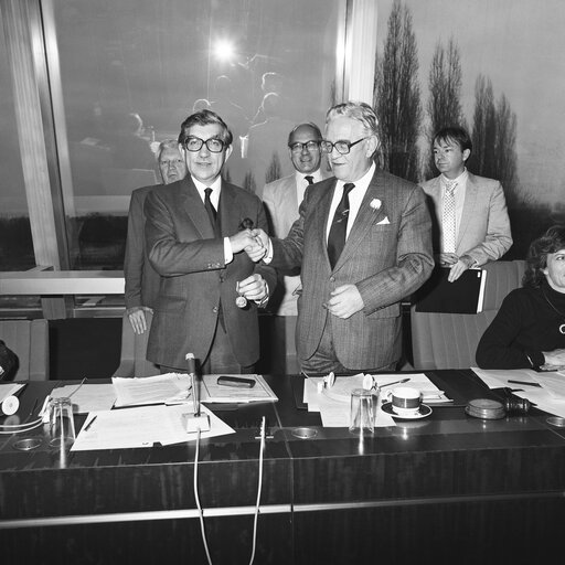 MEP Madron Richard SELIGMAN awards a medal to Commissioner Stanley CLINTON-DAVIS in December 1988