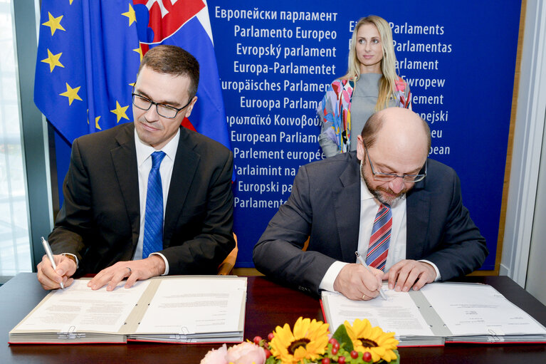 Valokuva 8: LEX signing