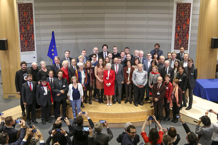 Fotagrafa 1: Martin SCHULZ - EP President with the winners of the European Citizen's Prize 2016