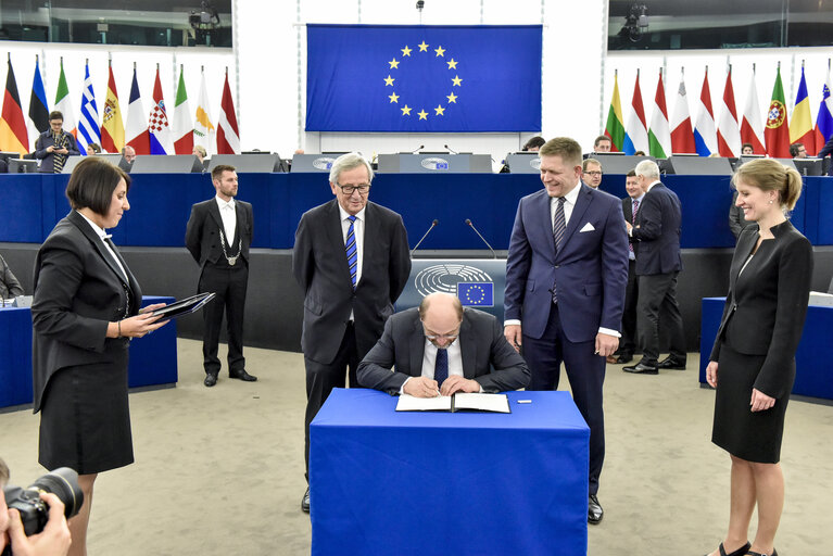 Fotografija 1: EP President in plenary session week 50 2016 in Strasbourg. Signature of the Joint Declaration on the EU's legislative priorities for 2017. Review of the Slovak Council Presidency.