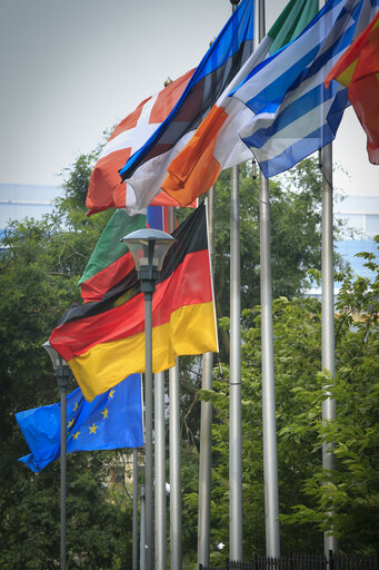 Fotó 10: The Eu and German flags at half-mast  at the European Parliament headquarters in Brussels following the attack in Munich, Germany.