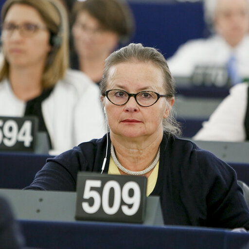 Foto 1: Danuta JAZLOWIECKA voting in plenary session in Strasbourg - Week 27   2016