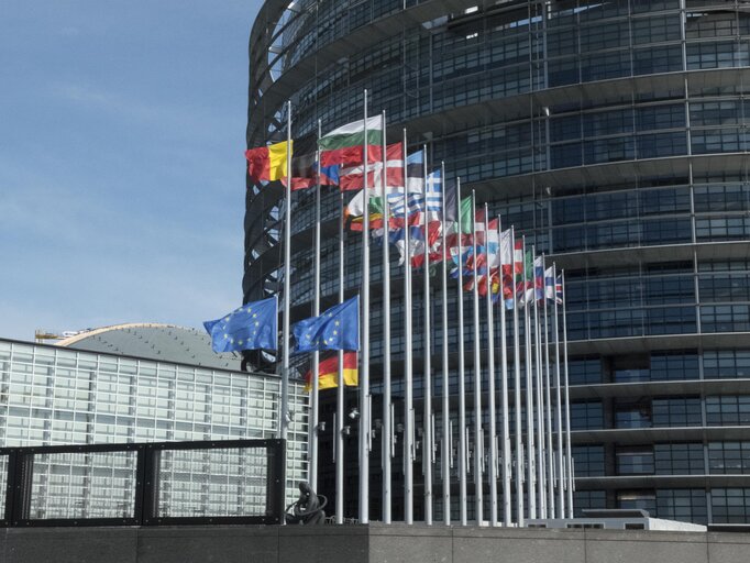 Fotografie 1: The Eu and German flags at half-mast  at the European Parliament headquarters in Strasbourg following the attack in Munich, Germany.