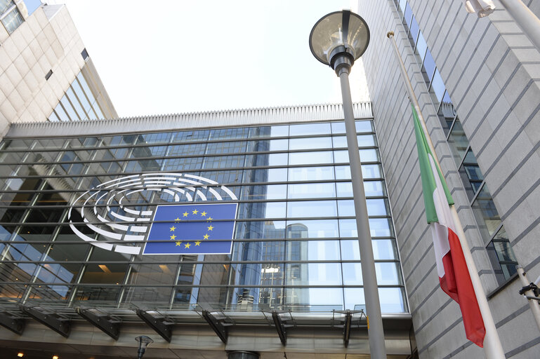 Fotografija 7: EU and Italian flags at half mast following the earthquake in Italy