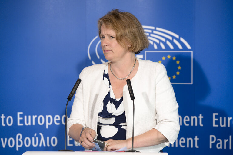 Photo 5 : EP Committee on the Internal Market and Consumer Protection. Press point  following the vote on Control of the acquisition and possession of weapons