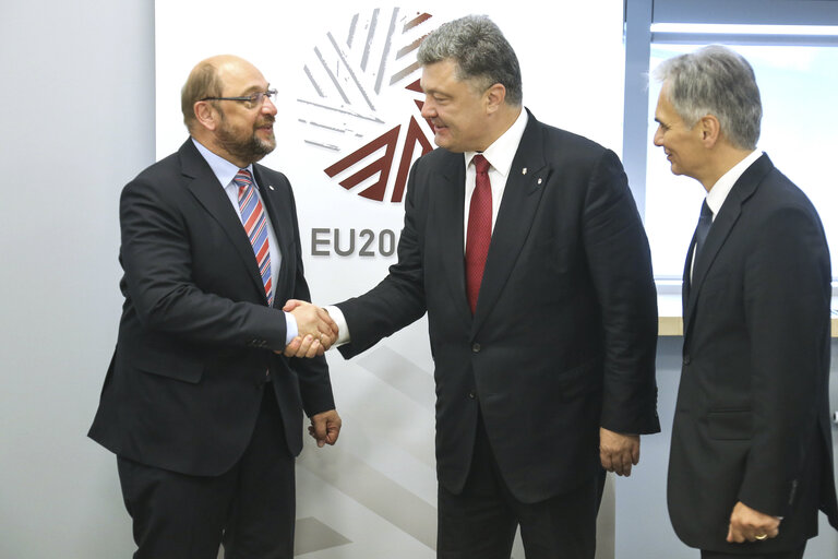 Valokuva 1: Eastern Partnership summit in Riga, meeting of President of the European Parliament Martin Schulz, President of Ukraine Petro Poroshenko and Federal Chancellor of Austria Werner Faymann.