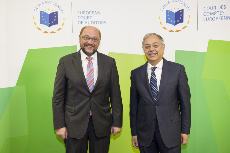 Fotografija 1: Manuel SILVA CALDEIRA, President of the Court of Auditors, on the right, and Martin SCHULZ, at the Court of Auditors in Luxembourg.