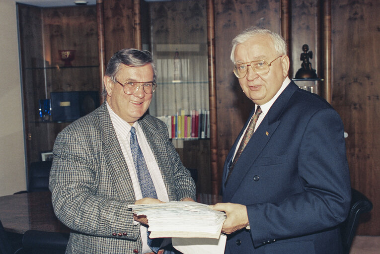Egon KLEPSCH - EP President meets with MEP John TOMLINSON at the European Parliament in Strasbourg