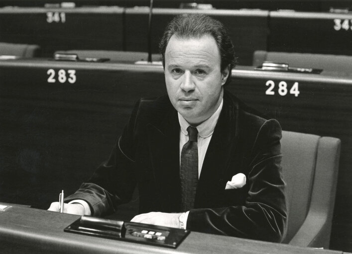 Leonidas LAGAKOS attends a plenary session in November 1982