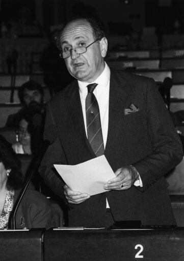 MEP Gerard COLLINS speaks in plenary session in June 1990