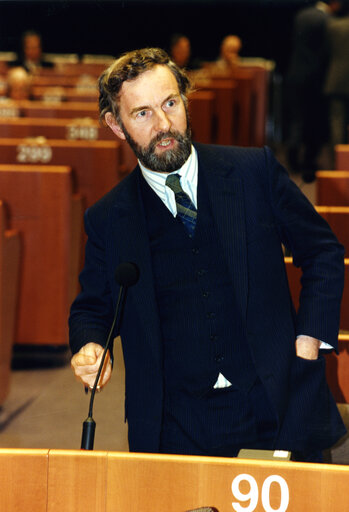 Zdjęcie 1: MEP (Ben) George Benjamin PATTERSON speaks in plenary session in Brussels in 1992