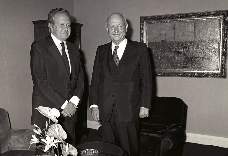 Mario SOARES, President of Portugal, makes an official visit to the EP in Strasbourg in July 1986