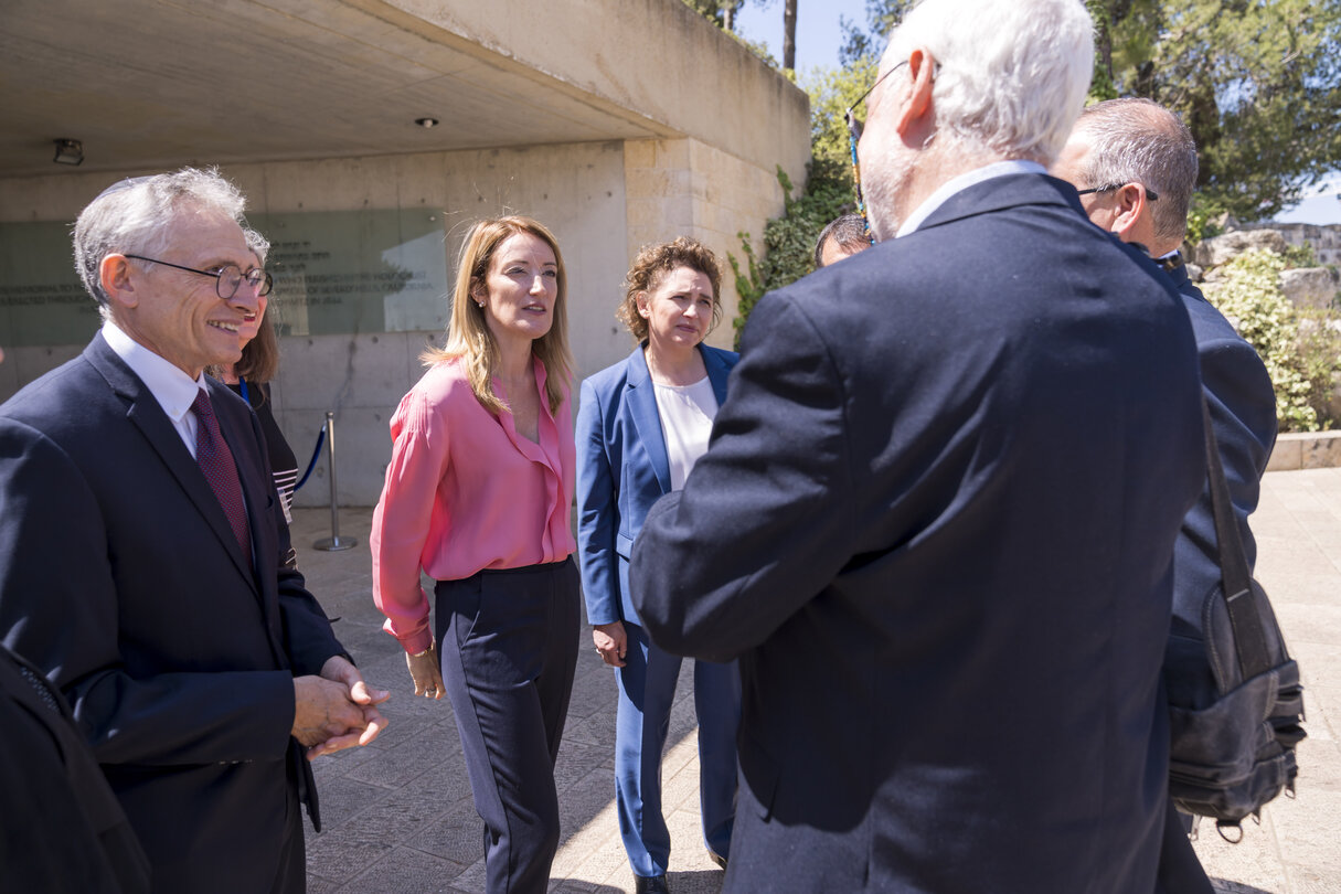Photo 1: Official visit by Roberta METSOLA, EP President to the State of Israel : - Visit to Yad Vashem, the World Holocaust Remembrance Center