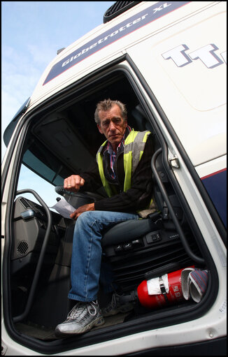 Foto 17: Luc Van Dam, 66, a truck driver since 44 years loads foodstuffs in Vlissingen, The Netherlands, to be delivered in northern France.