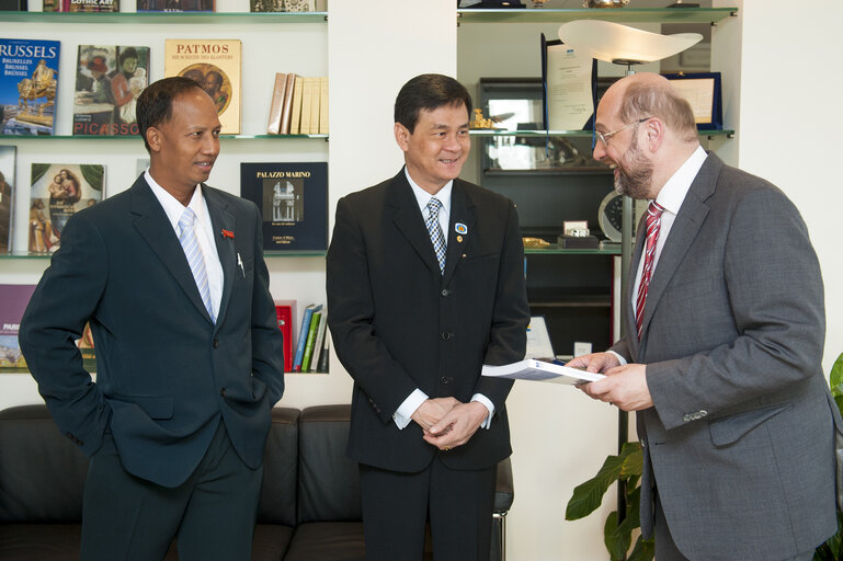 Zdjęcie 1: EP President meets with Members of the Parliament of Burma.