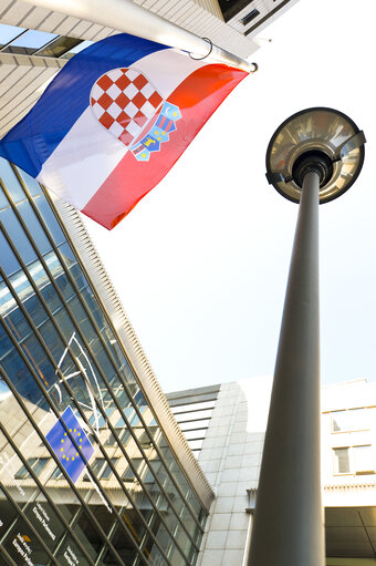 Fotografija 6: Flag of a new incoming member state in front of the European Parliament in Brussels