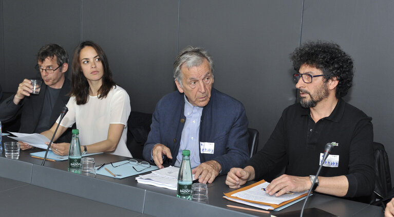 Foto 4: As result of the mobilization of MEPs, a delegation of artists and actors come to Parliament to bring the claims of the sector against the EU-US agreement