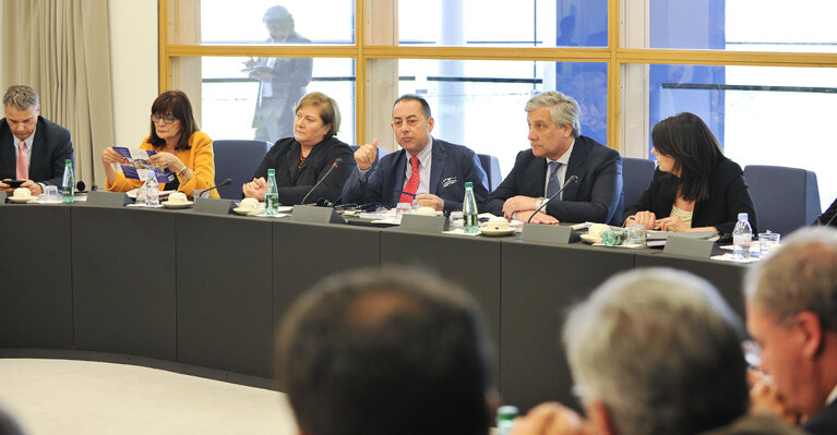 Fotografi 16: Italian MEPs and citizens meet with European Commissioner in charge of Industry and Entrepreneurship