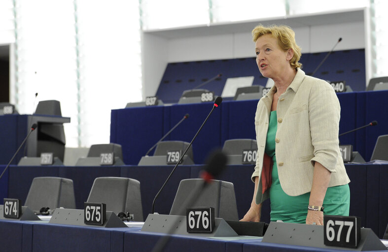 Foto 5: Zofija MAZEJ KUKOVIC takes part in a plenary session in Strasbourg - Week 24 2013 - Joint debate - Financial statements