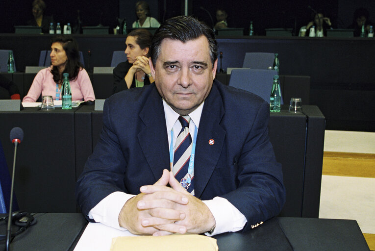 Fotografie 1: Portrait of Georgios KARATZAFERIS in a meeting at the EP in Strasbourg.