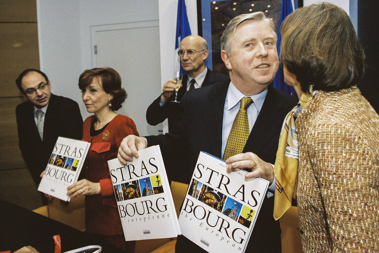 Fotografia 1: Signature of Act of Purchase of LOW Building in Strasbourg