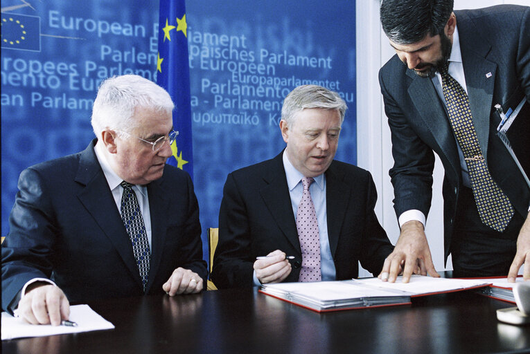 Foto 1: LEX Signing in the Presence of Dick ROCHE, Irish European Affairs Minister