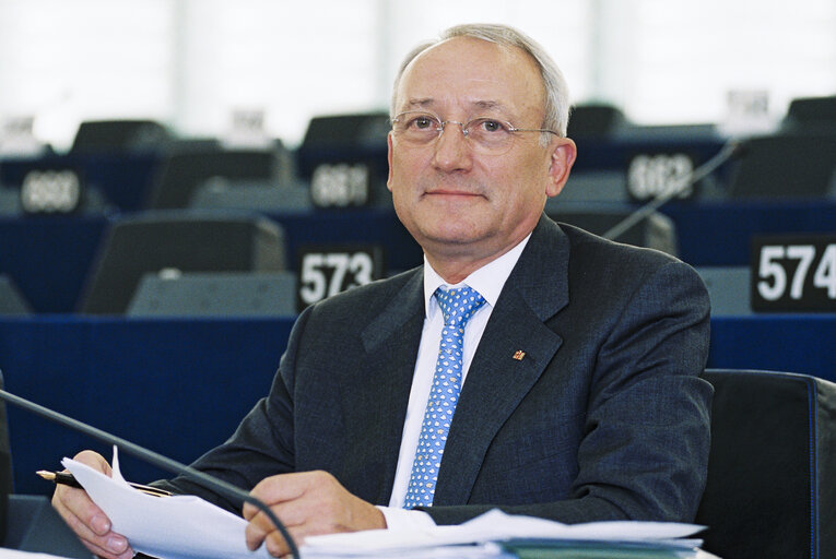 Fotó 1: MEP Peter Michael MOMBAUR attends a plenary session in Strasbourg