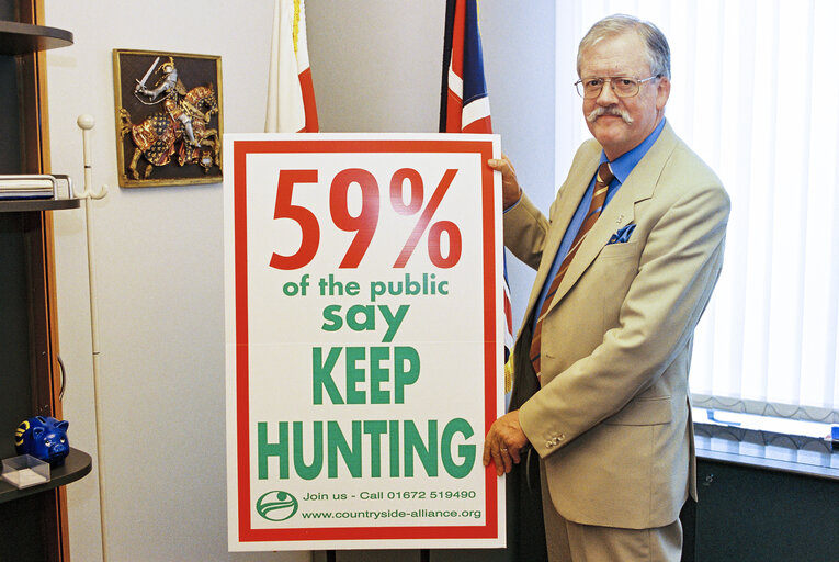 Fotagrafa 1: MEP Roger HELMER with a banner defending the right to hunt