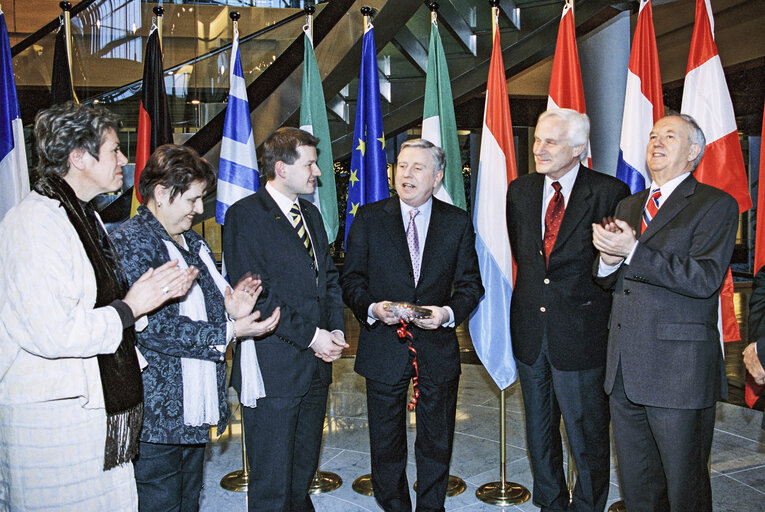 Pat COX - EP President receives gifts from MEPs