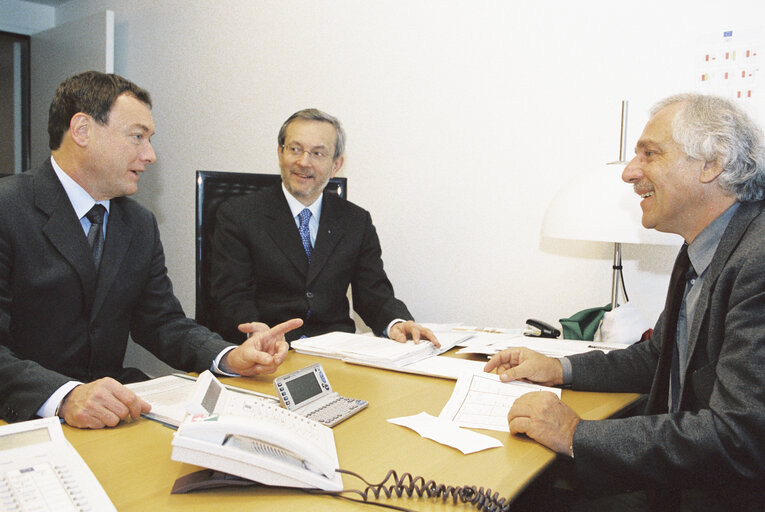 Foto 7: MEPs Michl EBNER and Luigi COCILOVO in a meeting at the European Parliament in Strasbourg