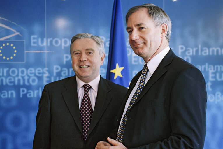 Photo 1: Pat COX - EP President meets with Geoff HOON, British Secretary of State for Defence