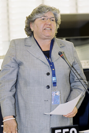 Fotografia 1: The MEP Encarnacion REDONDO JIMENEZ during a session in Strasbourg in October 2003.