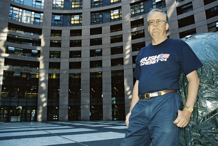 Fotografie 1: Portrait of Roger HELMER in front of EP Building  in Strasbourg.