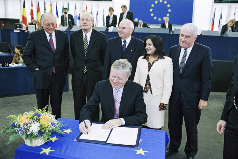 Valokuva 1: LEX Signing in the Presence of Irish European Affairs Minister