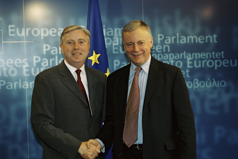 Fotografie 1: Pat COX EP President meets John MONKS, General Secretary of the Trades Union Congress