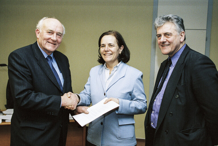 Fotografie 1: MEPs Loyola de Palacio del VALLE-LERSUNDI and James NICHOLSON