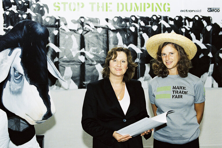 Photo 2: MEP Arlene McCARTHY attends a breakfast of Oxfam for fair trade
