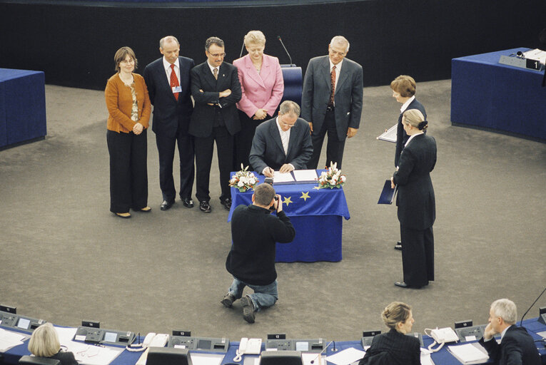 Photo 1: Signature of Budget 2005