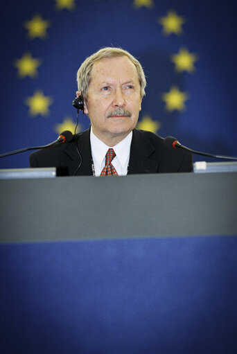 Fotografia 1: Portrait of Janusz ONYSZKIEWICZ during the Plenary at Strasbourg