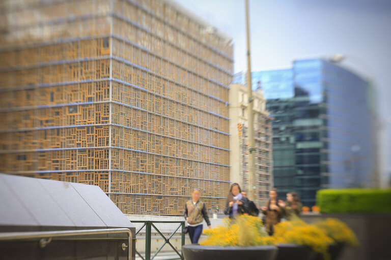 Photo 4: The new meeting venue of the European Council, named EUROPA, a coherent area with the Council buildings  ' Justus Lipsius 'at the corner of the Schuman roundabout and  'LEX ' , located in Rue de la Loi.