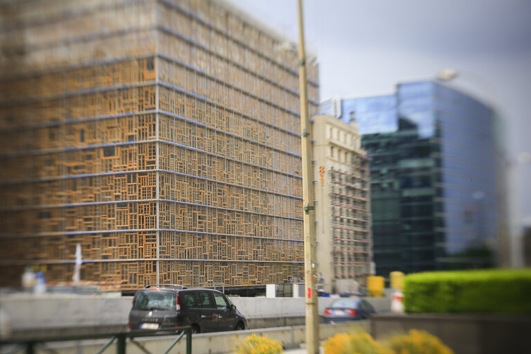 Photo 3: The new meeting venue of the European Council, named EUROPA, a coherent area with the Council buildings  ' Justus Lipsius 'at the corner of the Schuman roundabout and  'LEX ' , located in Rue de la Loi.