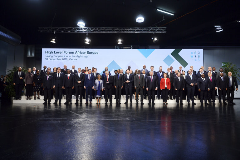 Photo 1 : High-Level Forum Africa-Europe  ' Taking cooperation to the digital age ' - Family picture