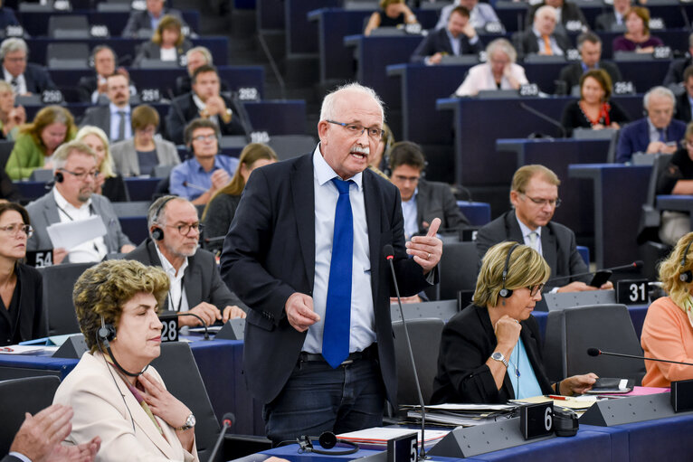 Valokuva 4: EP plenary session - Votes followed by explanations of votes