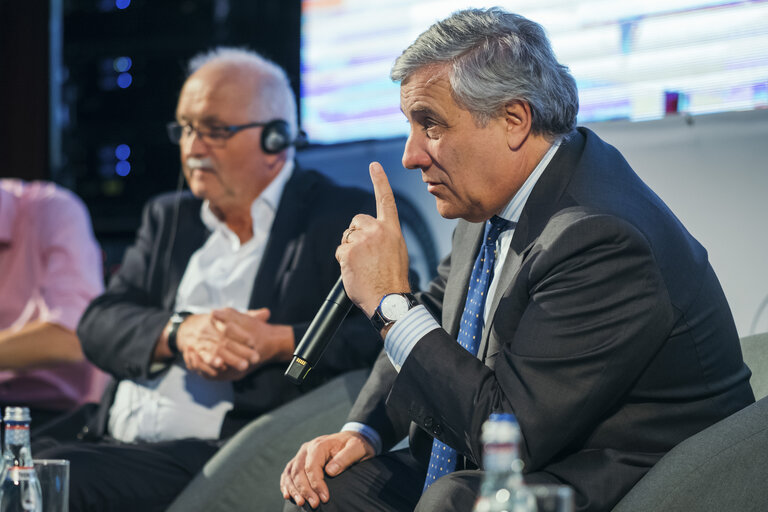 Fotografi 2: Conference of Presidents in Bucharest - Antonio TAJANI, EP President and other members of the European Parliament take part in an event with students at the University of Bucharest.