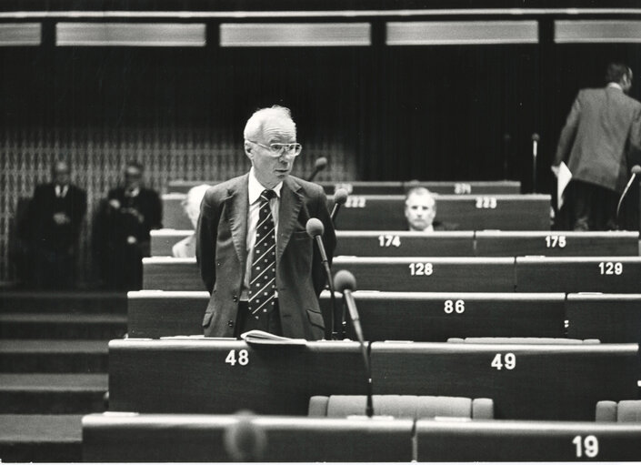 Photo 8: Plenary session in May 1977