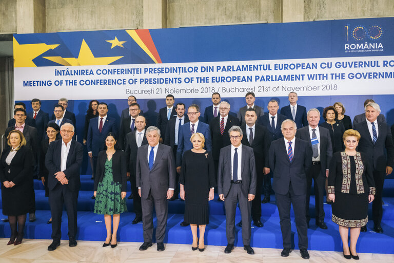 Fotografi 1: Conference of Presidents in Bucharest - Antonio TAJANI takes part in a group photo with the Romanian government